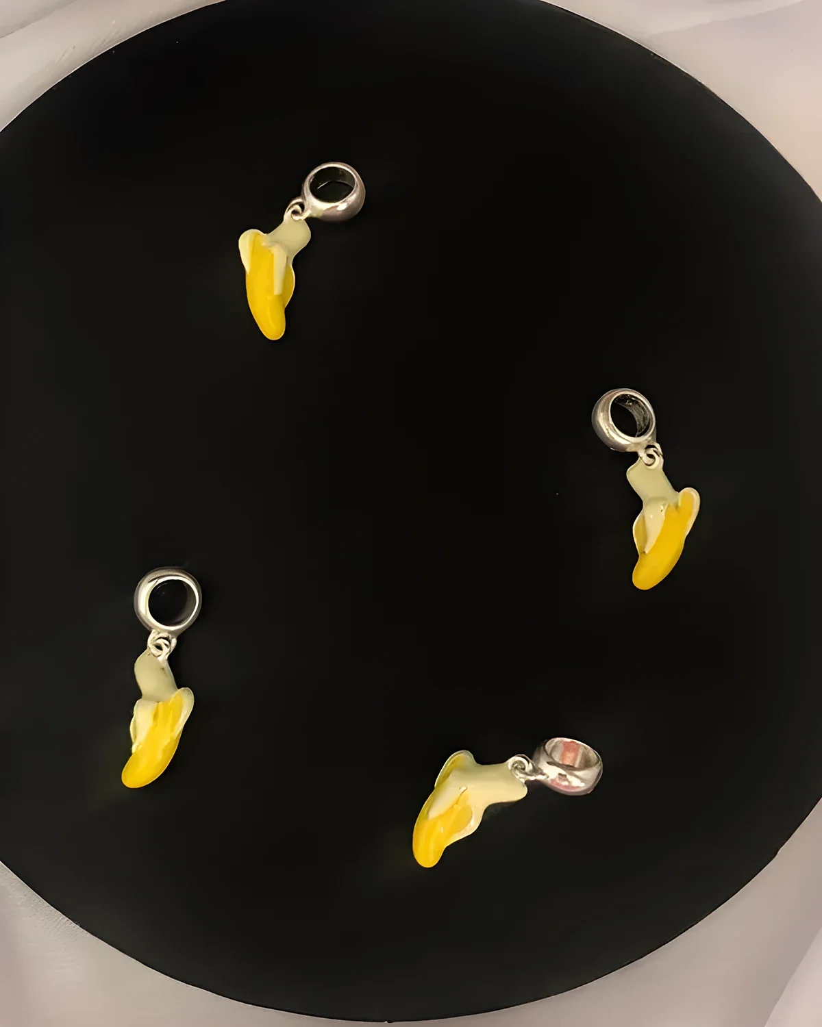 Berloque banana resinada prata