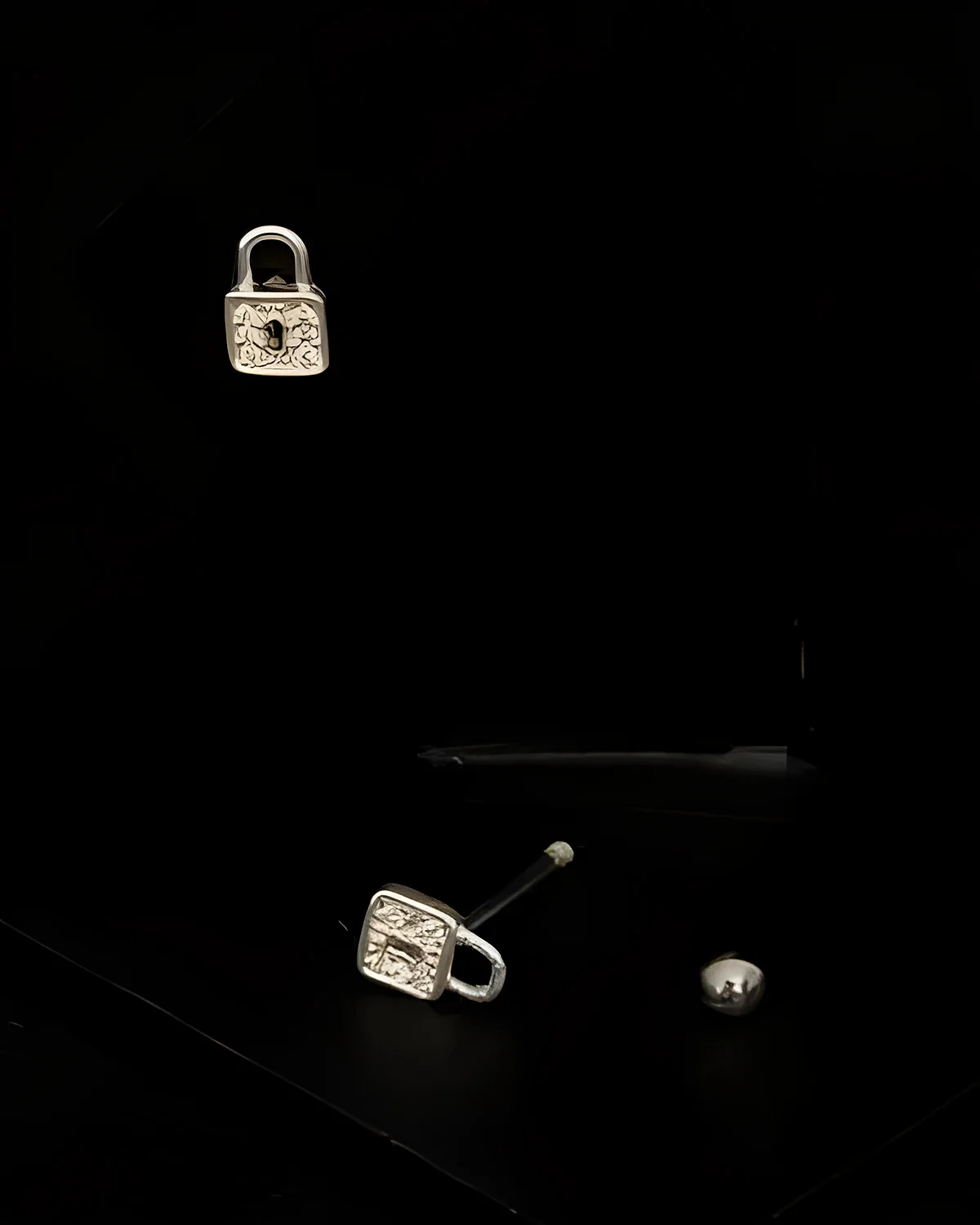 Piercing cadeado zircônia prata