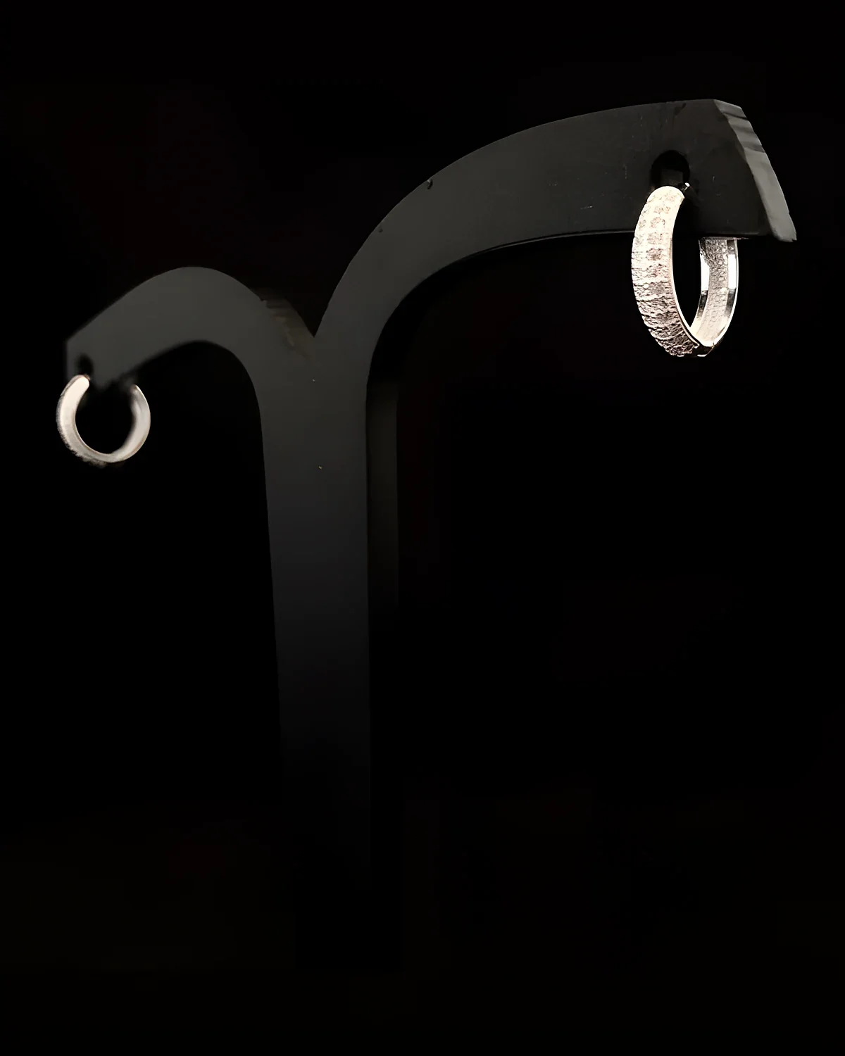Brinco argolinha click com zircônia pave