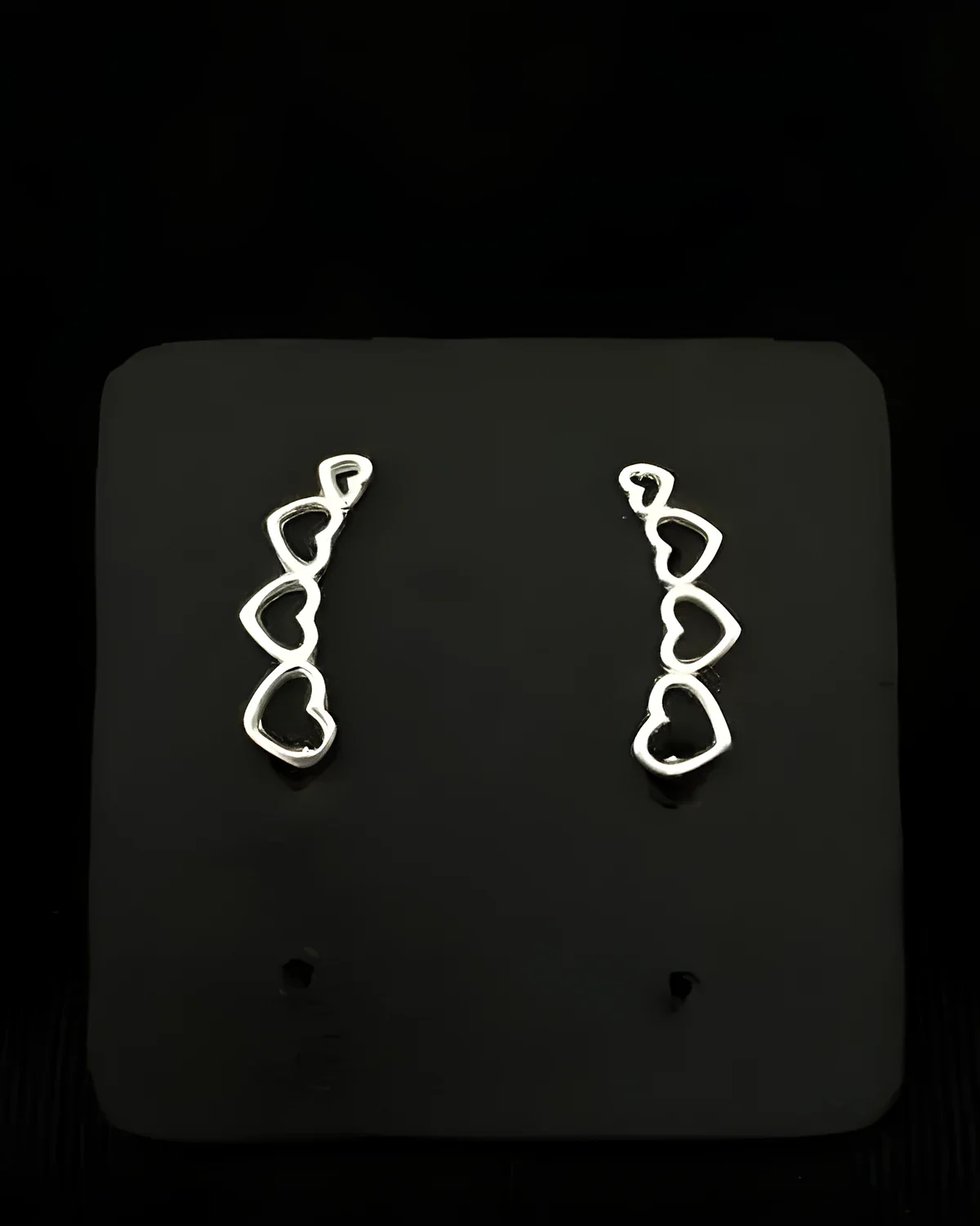 Brinco earcuff corações vazado prata