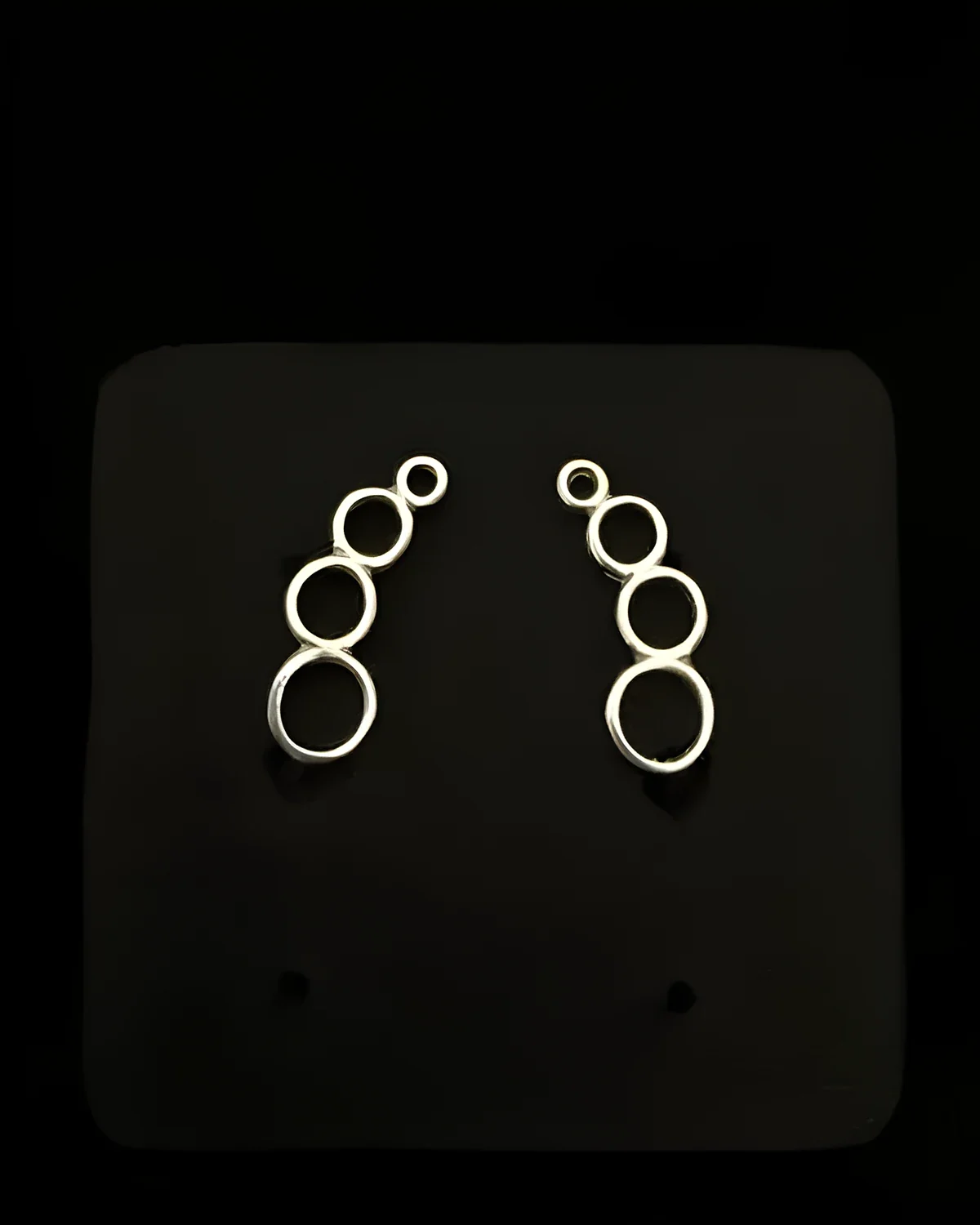 Brinco earcuff bolinhas vazado prata