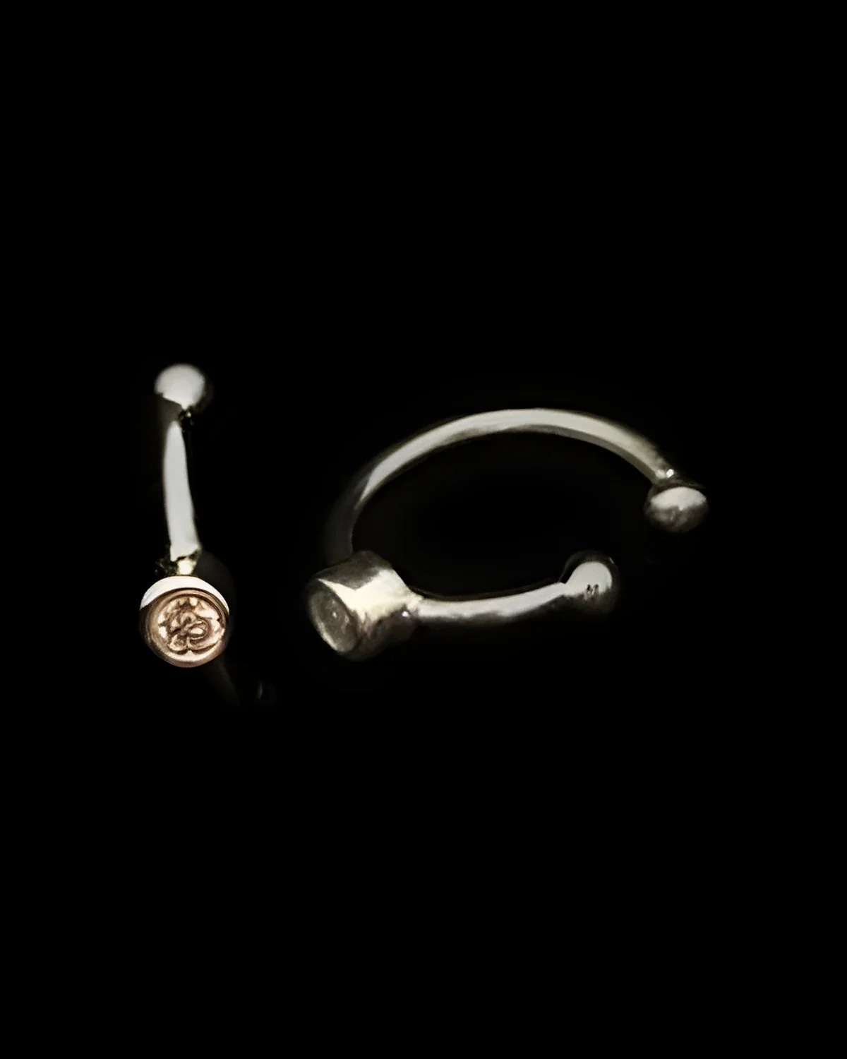Piercing falso com 1 zircônia prata