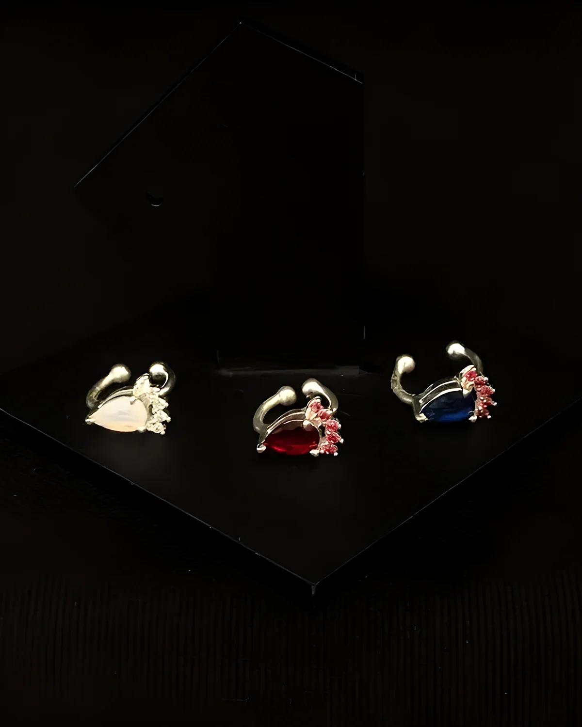 Piercing falso gota com 3 zircônia prata