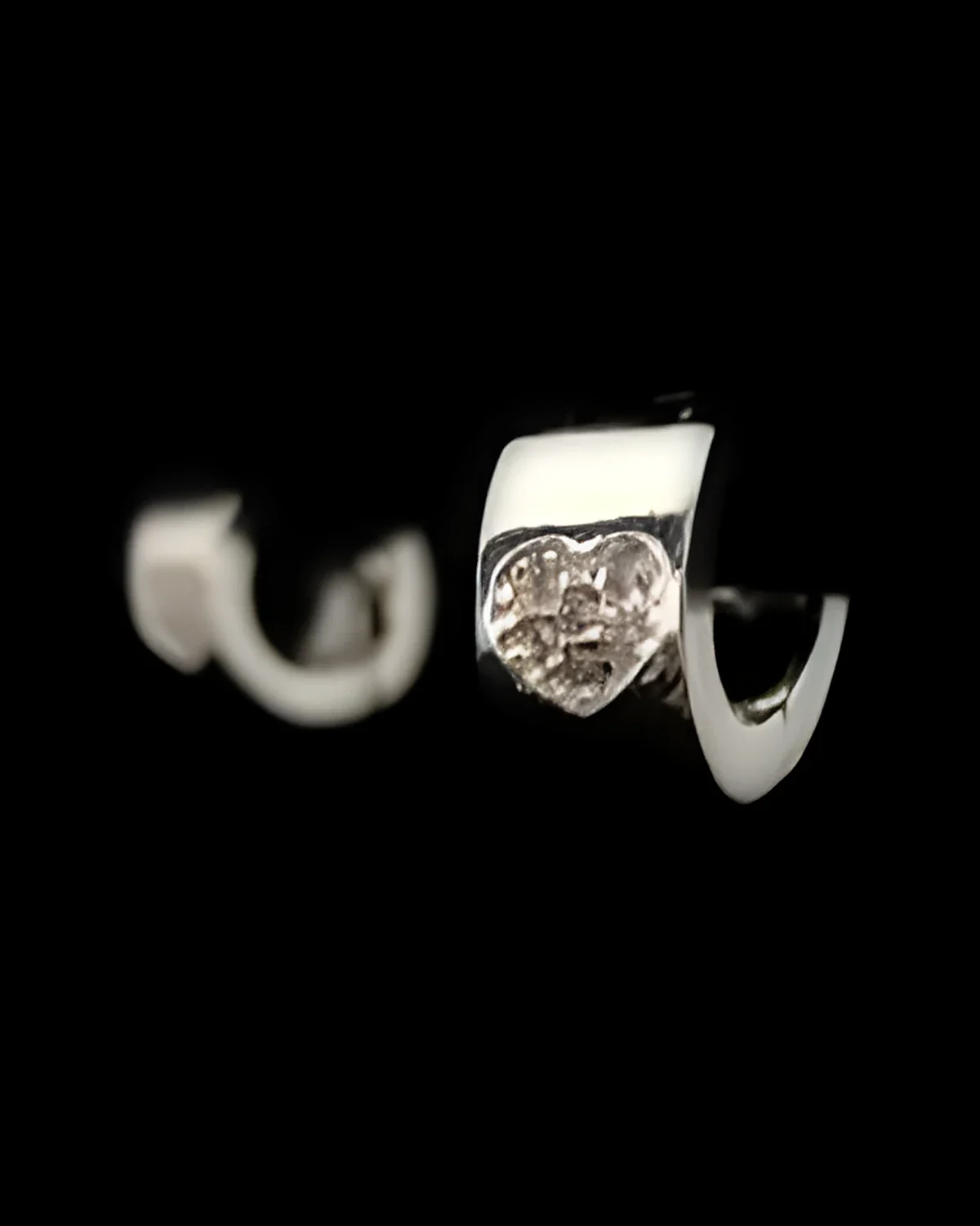 Brinco argola lisa coração pq prata