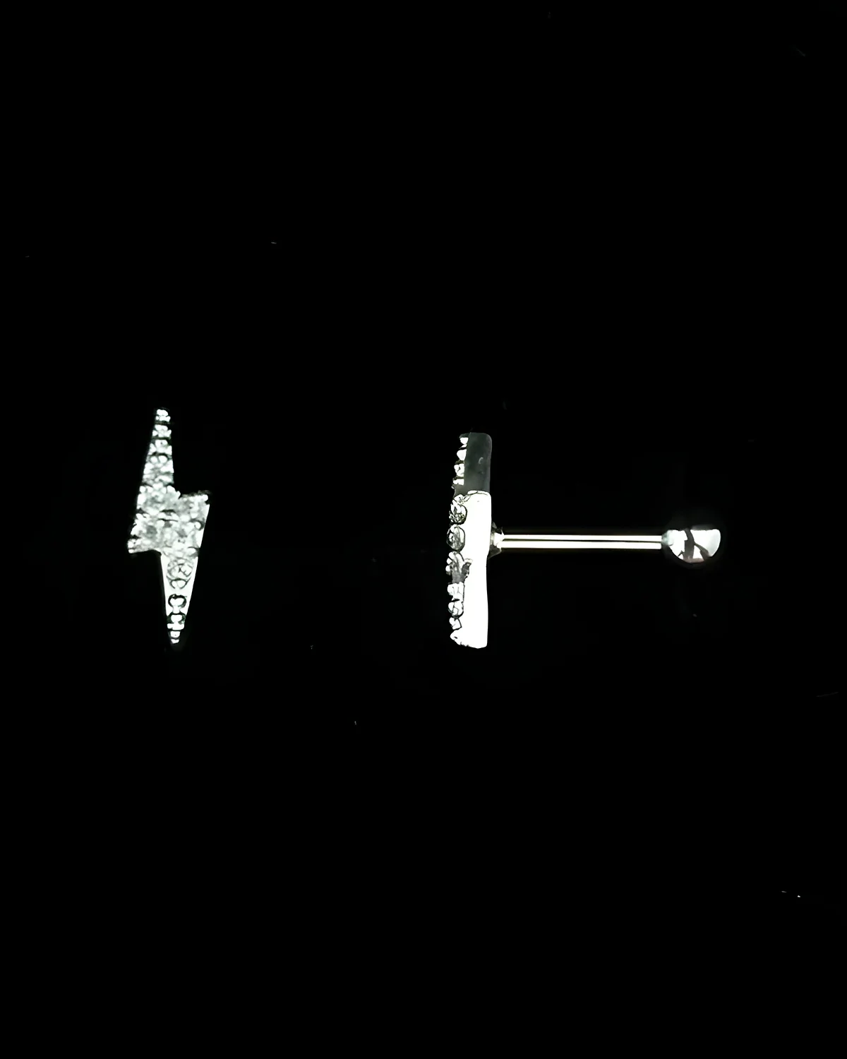 Piercing meio coração cravejado