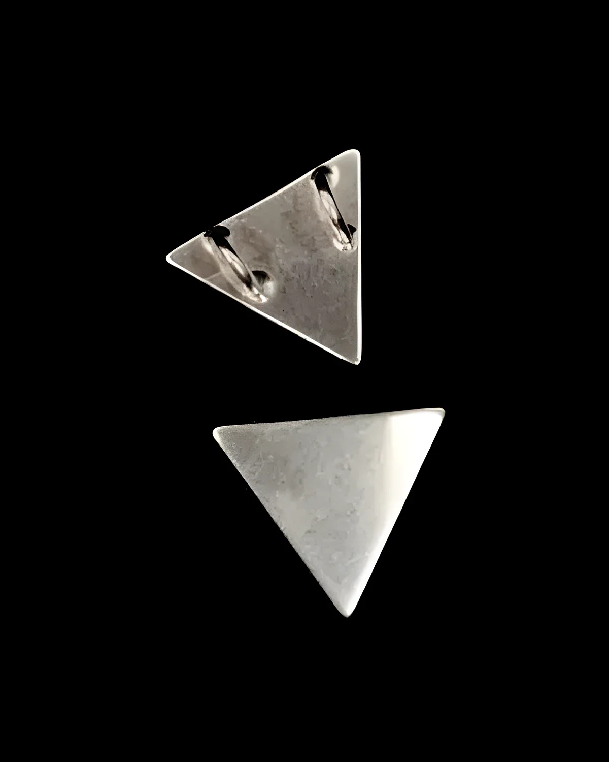 Pingente triangulo chapado