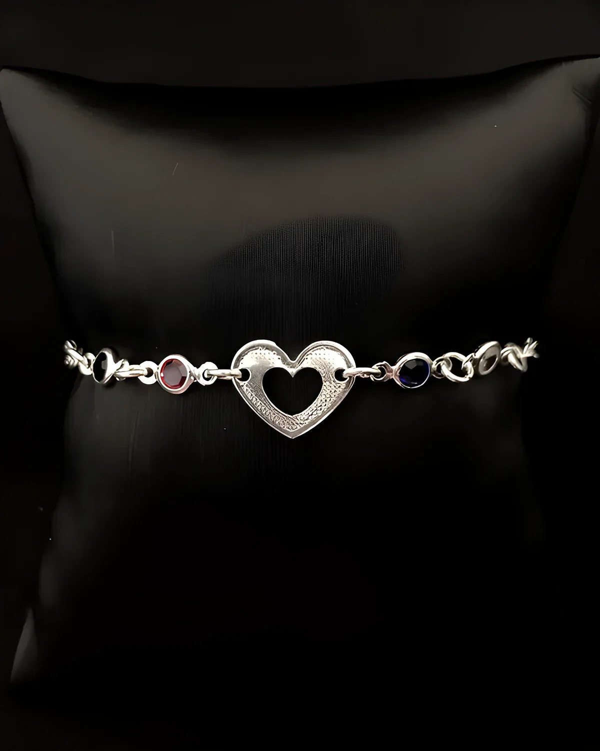 Pulseira elos com coração vazado e 4 zircônia