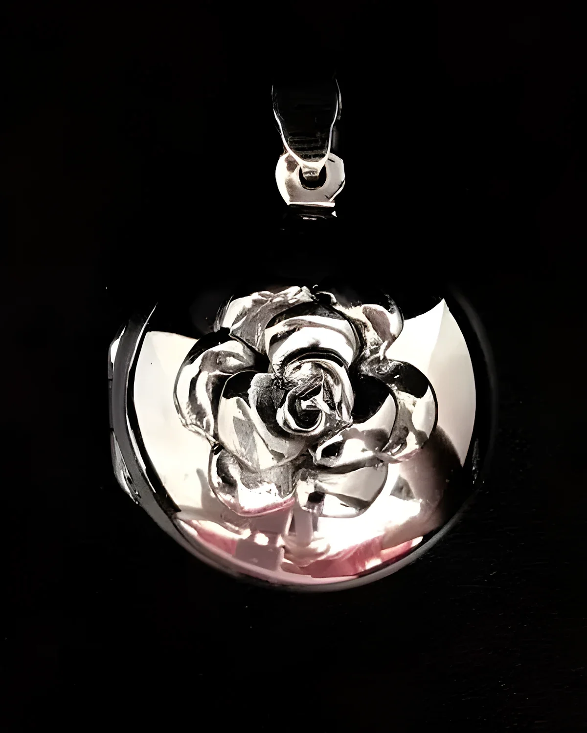 Pingente relicário redondo com flor eletroforma