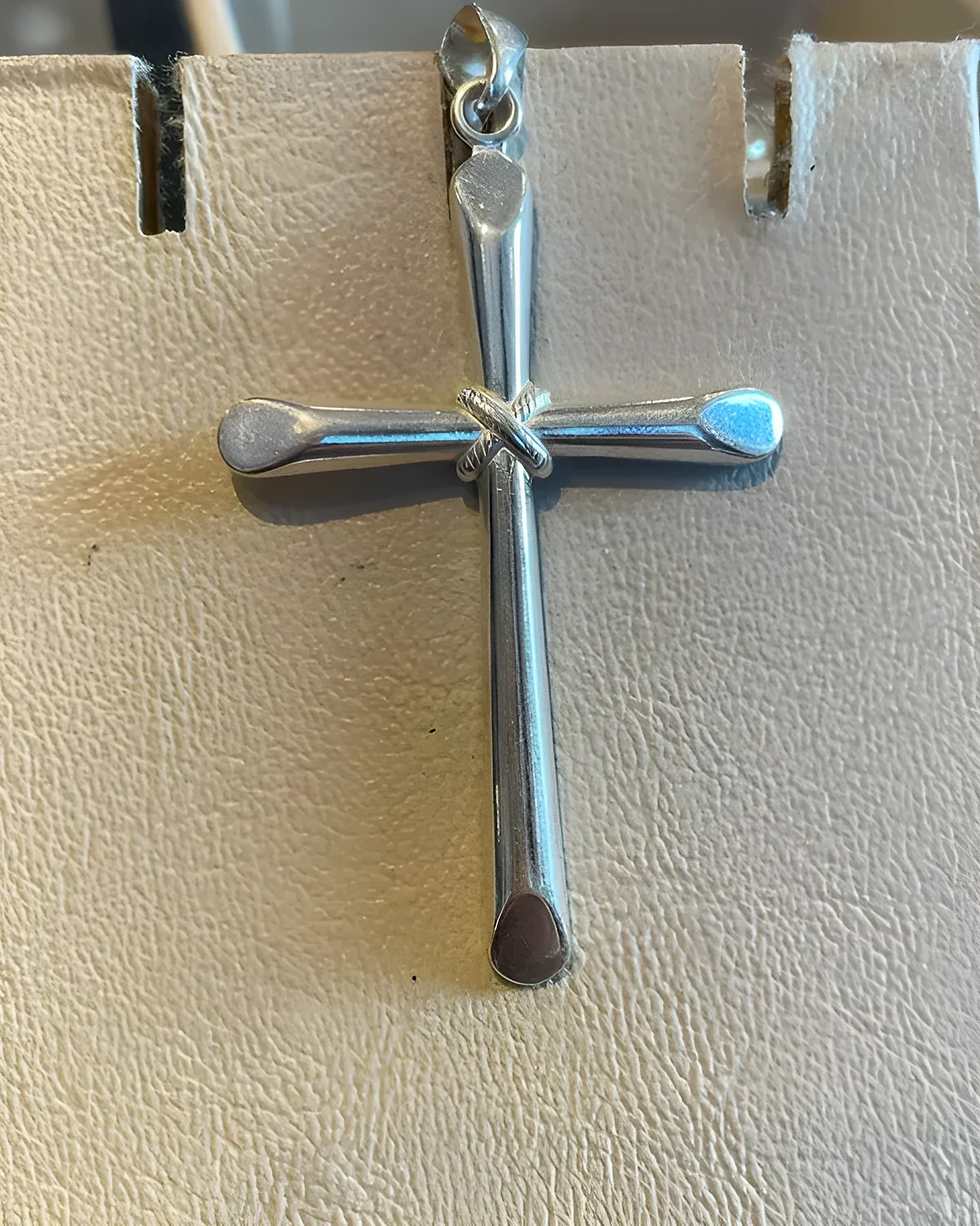Pingente cruz palito com pontas achatadas 5 cm
