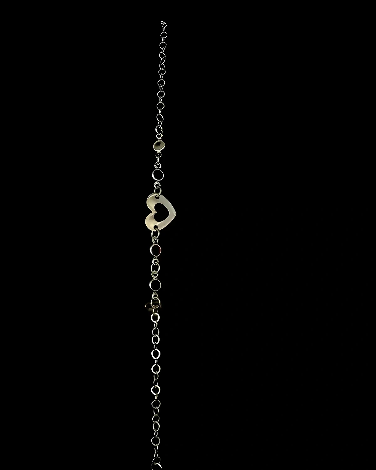 Pulseira elos com coração vazado e 4 zircônia