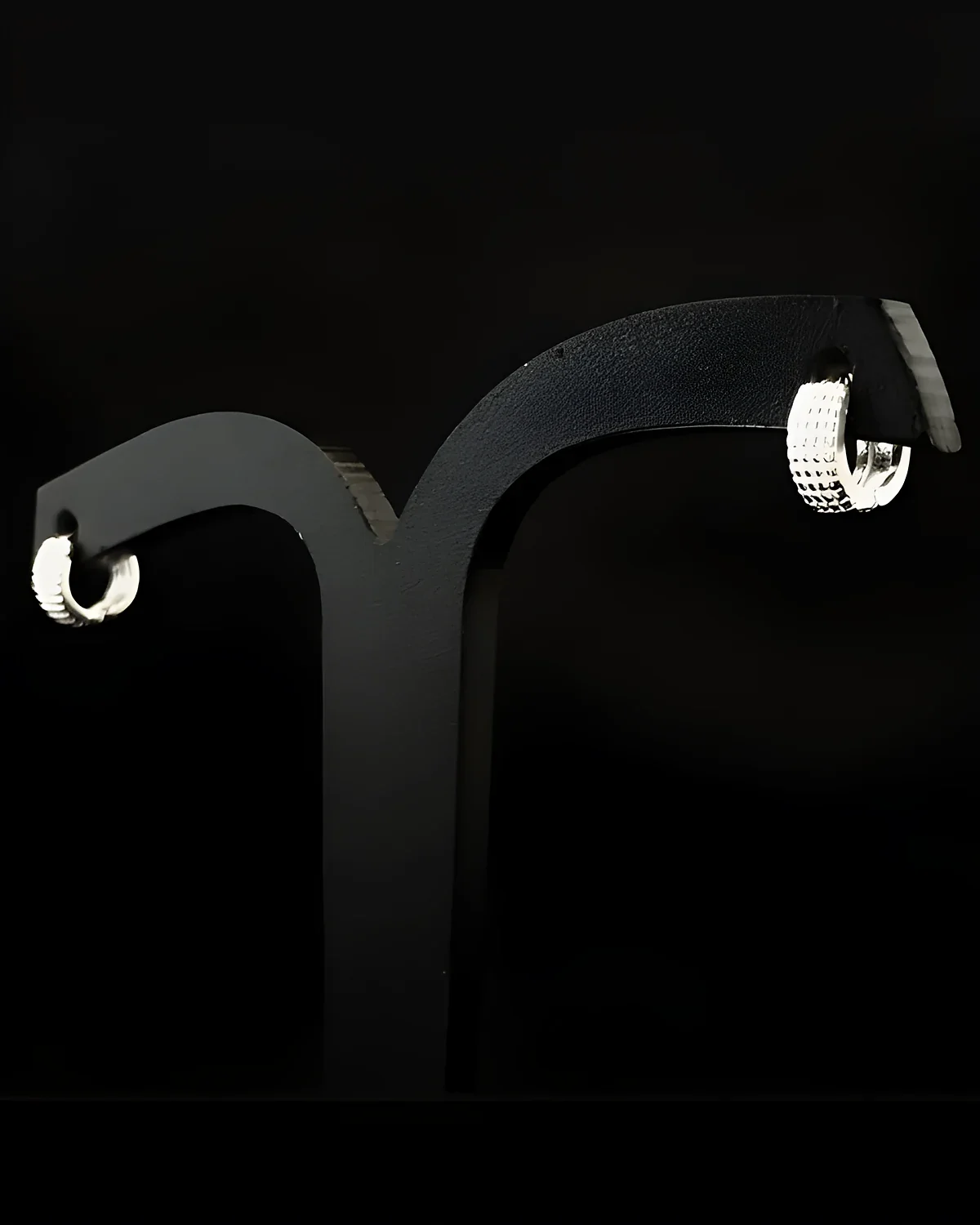 Brinco argola click bolinhas