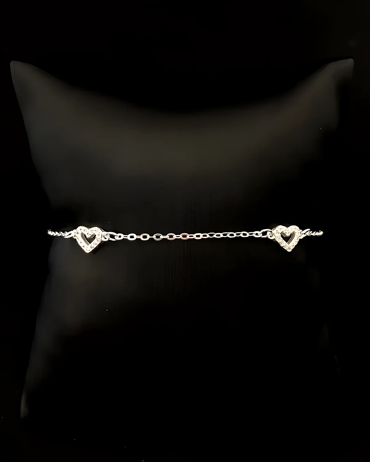 Pulseira com três corações cravejados