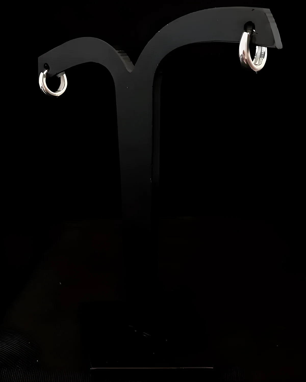 Brinco argola infinitos com zircônia