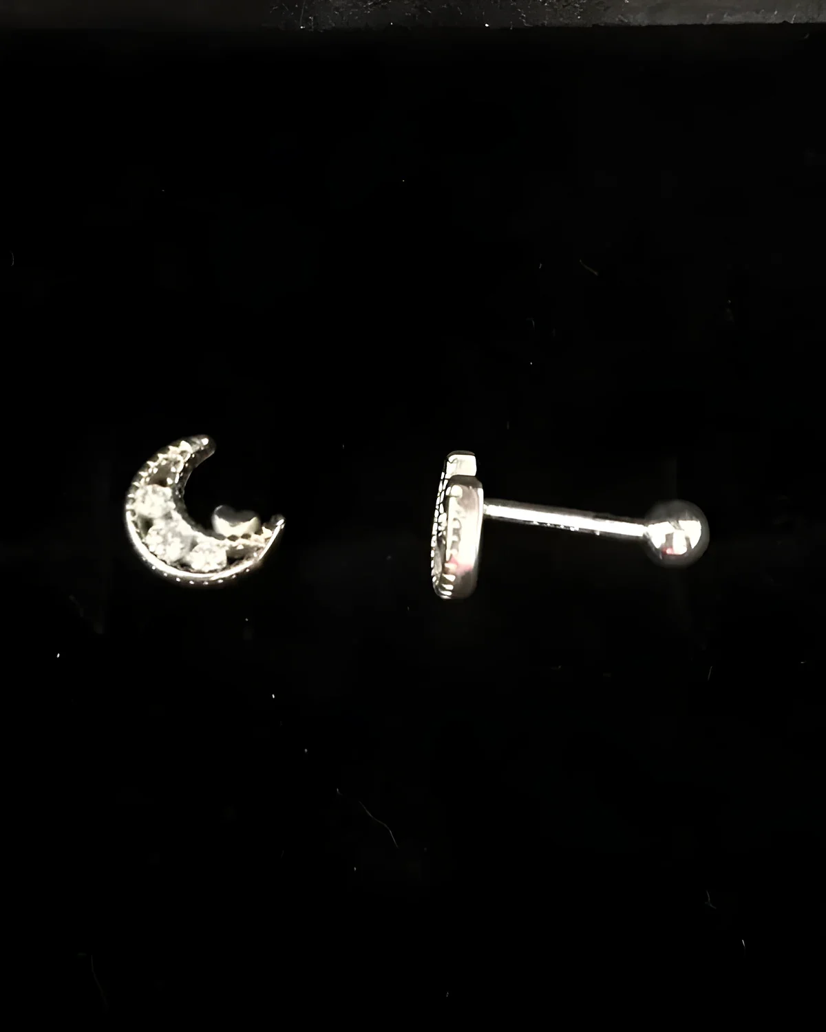 Piercing lua cravejada