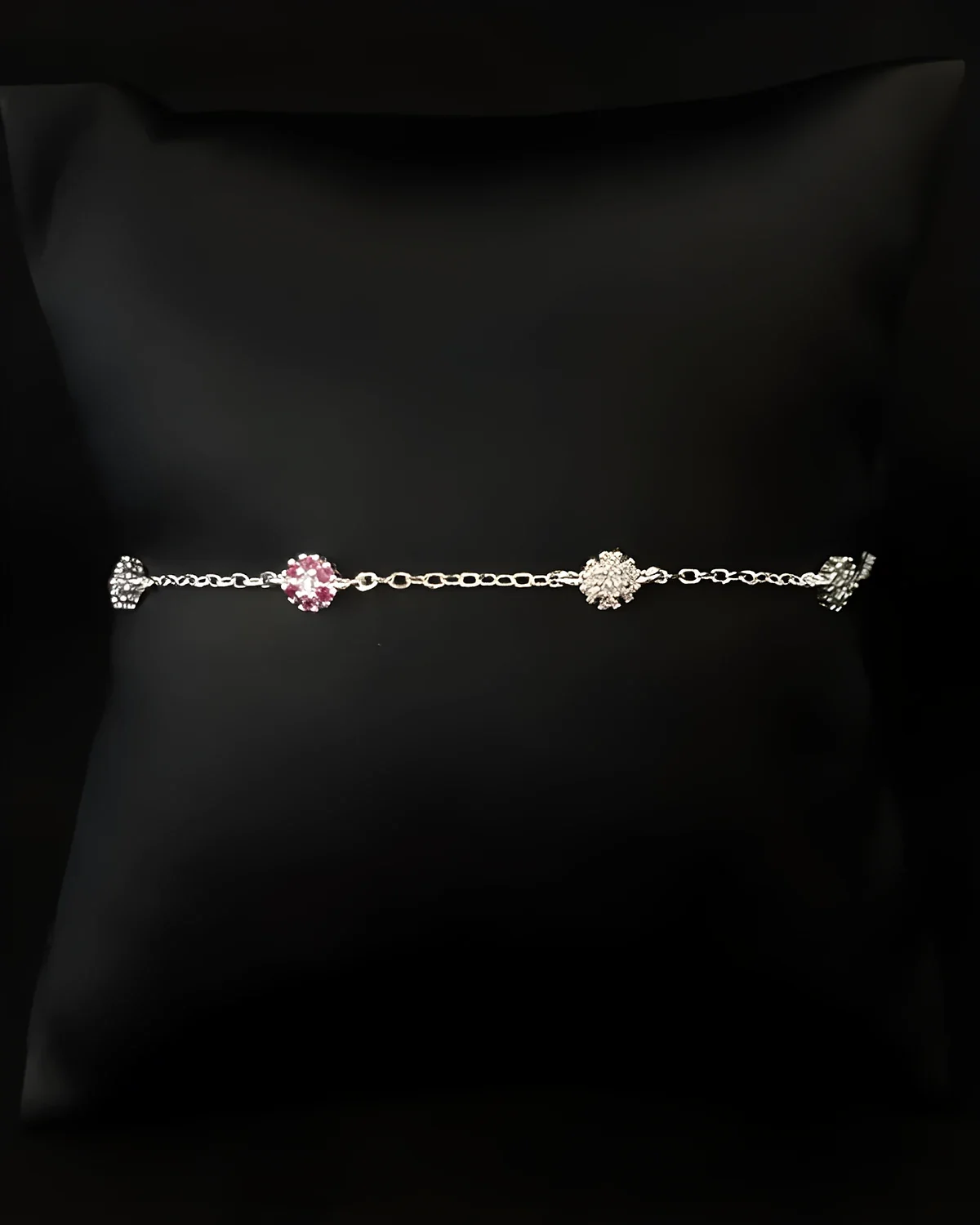 Pulseira com 7 florzinhas cravejadas