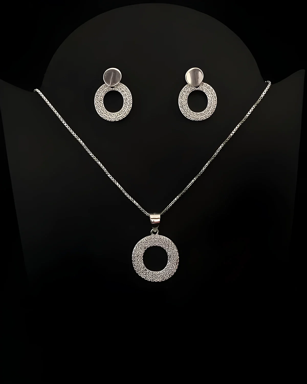 Conjunto redondo vazado cravejado