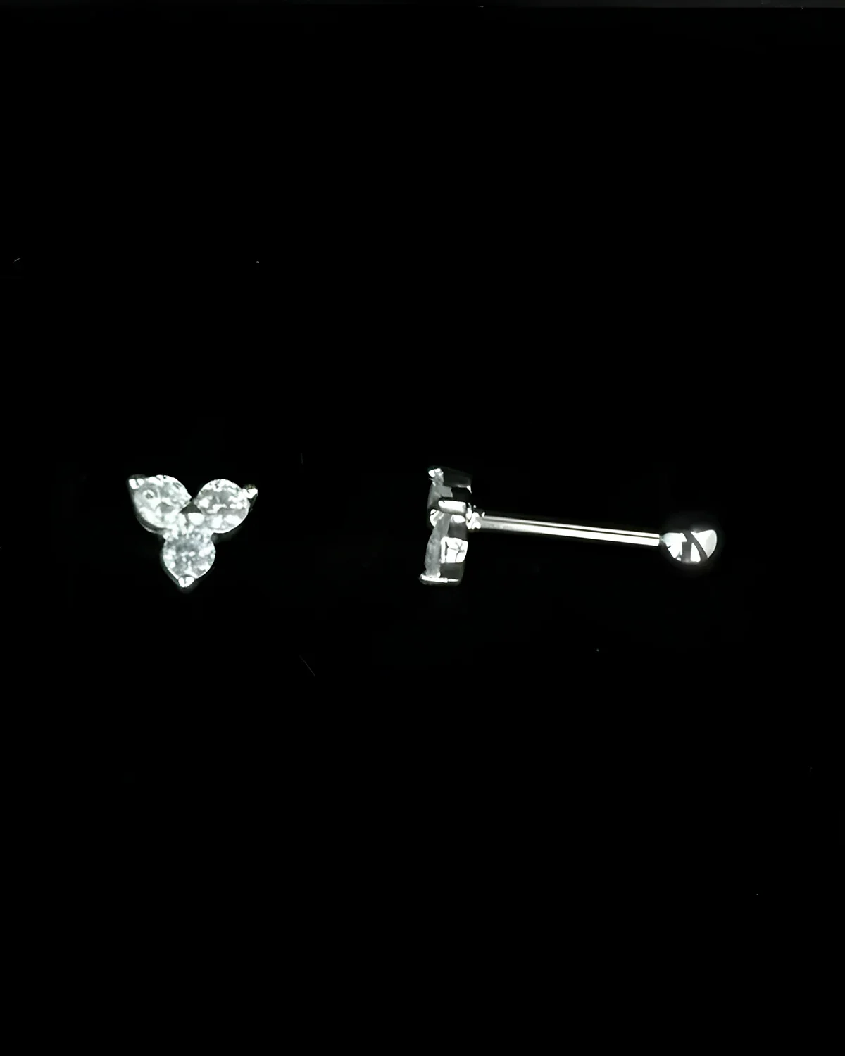 Piercing meio coração cravejado