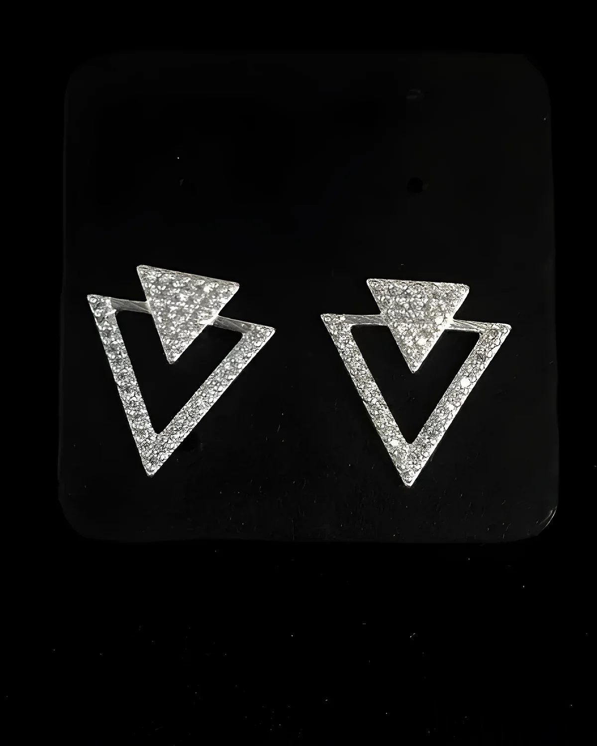 Brinco 2 triangulos cravejado