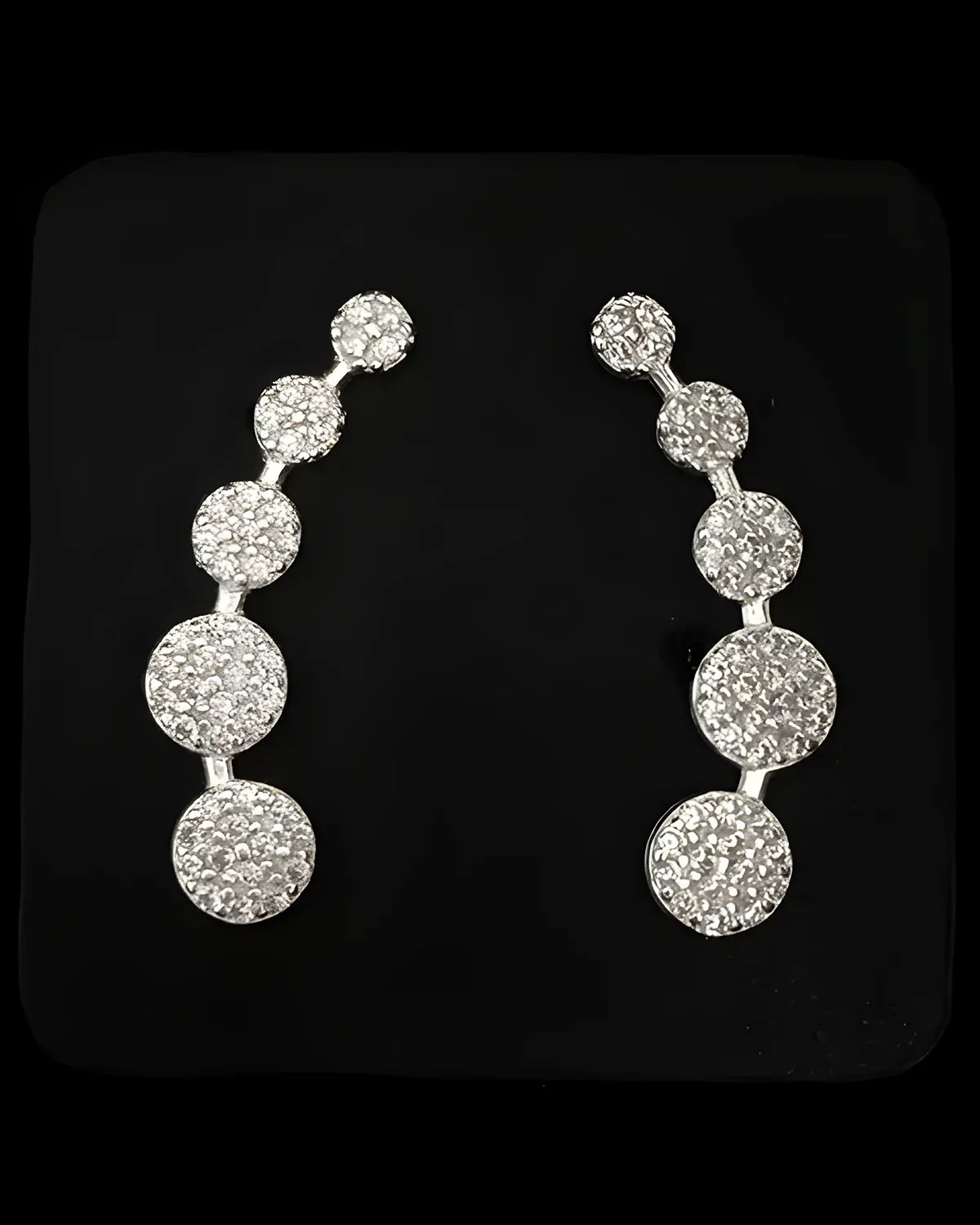 Brinco earcuff bolinhas cravejado