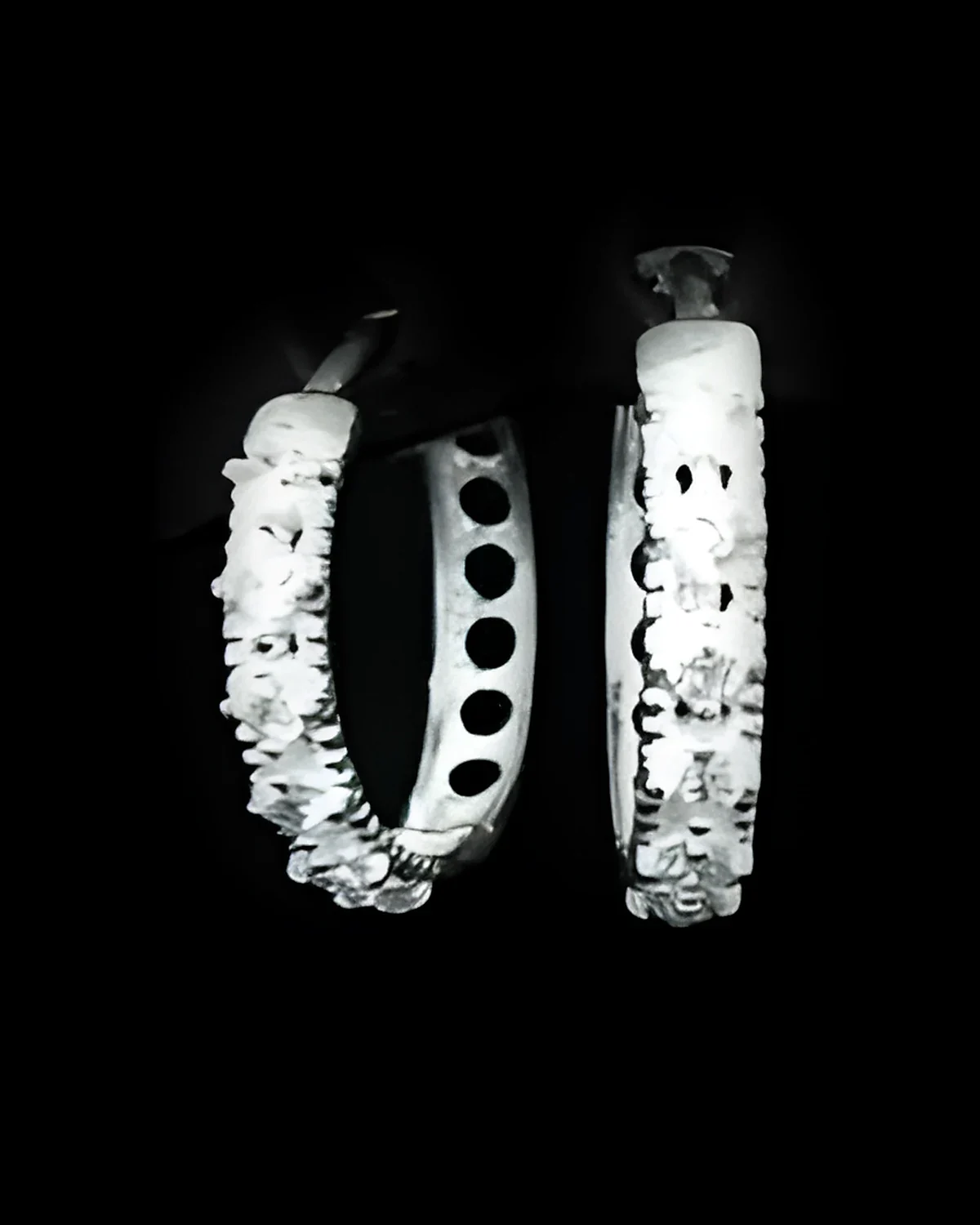 Brinco argola cravejado bolinhas vazado