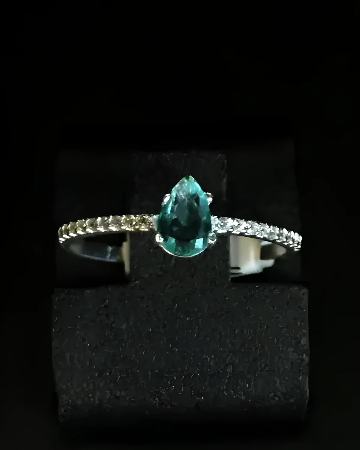 Anel solitário gota com aro cravejado