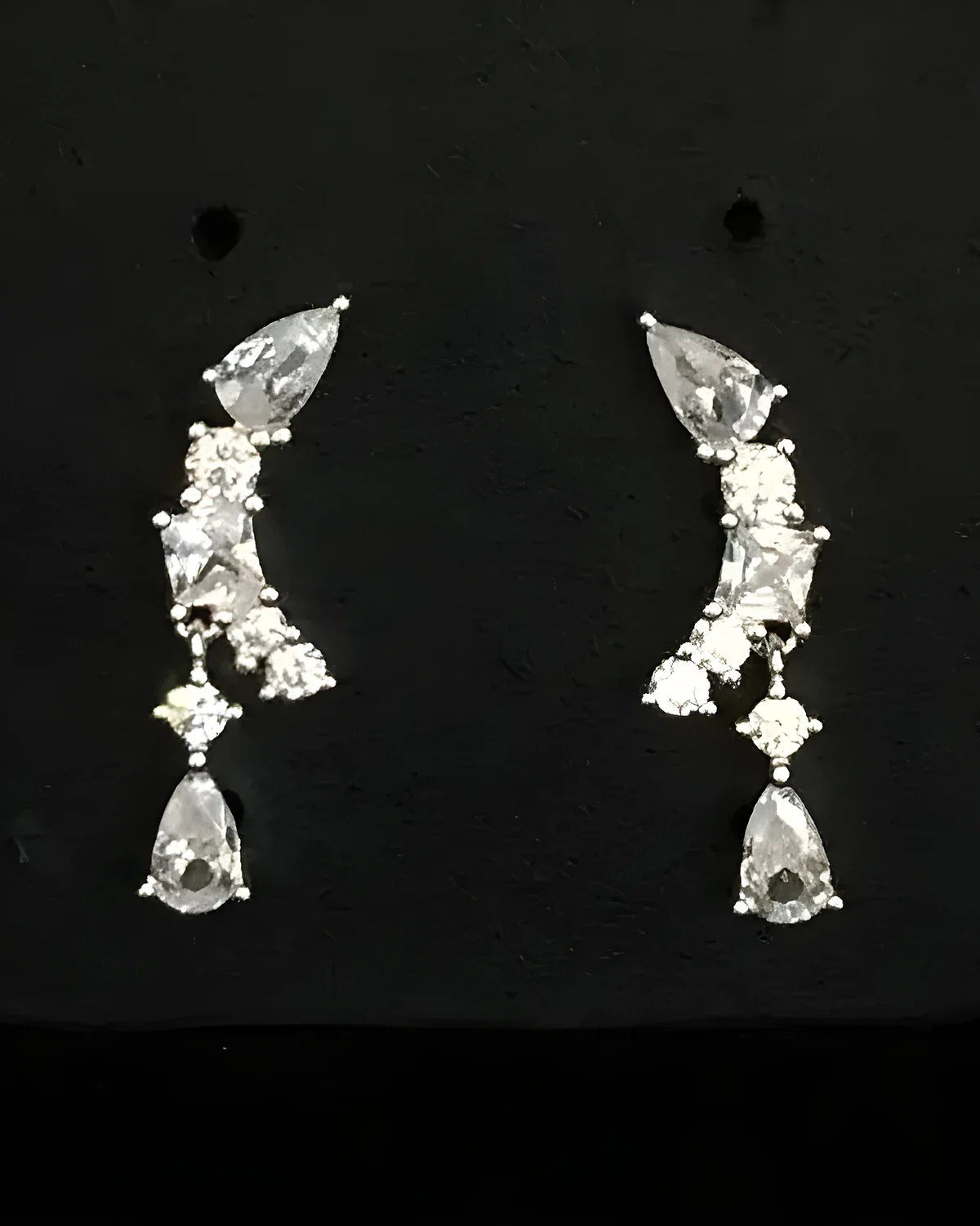 Brinco earcuff formas com gota pendente
