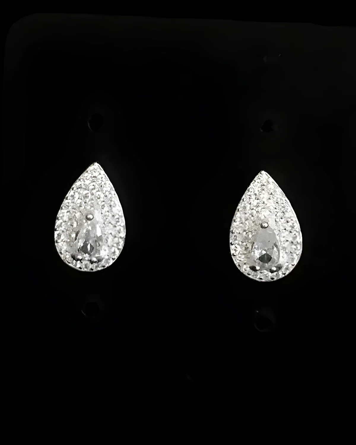 Brinco gota cravejada