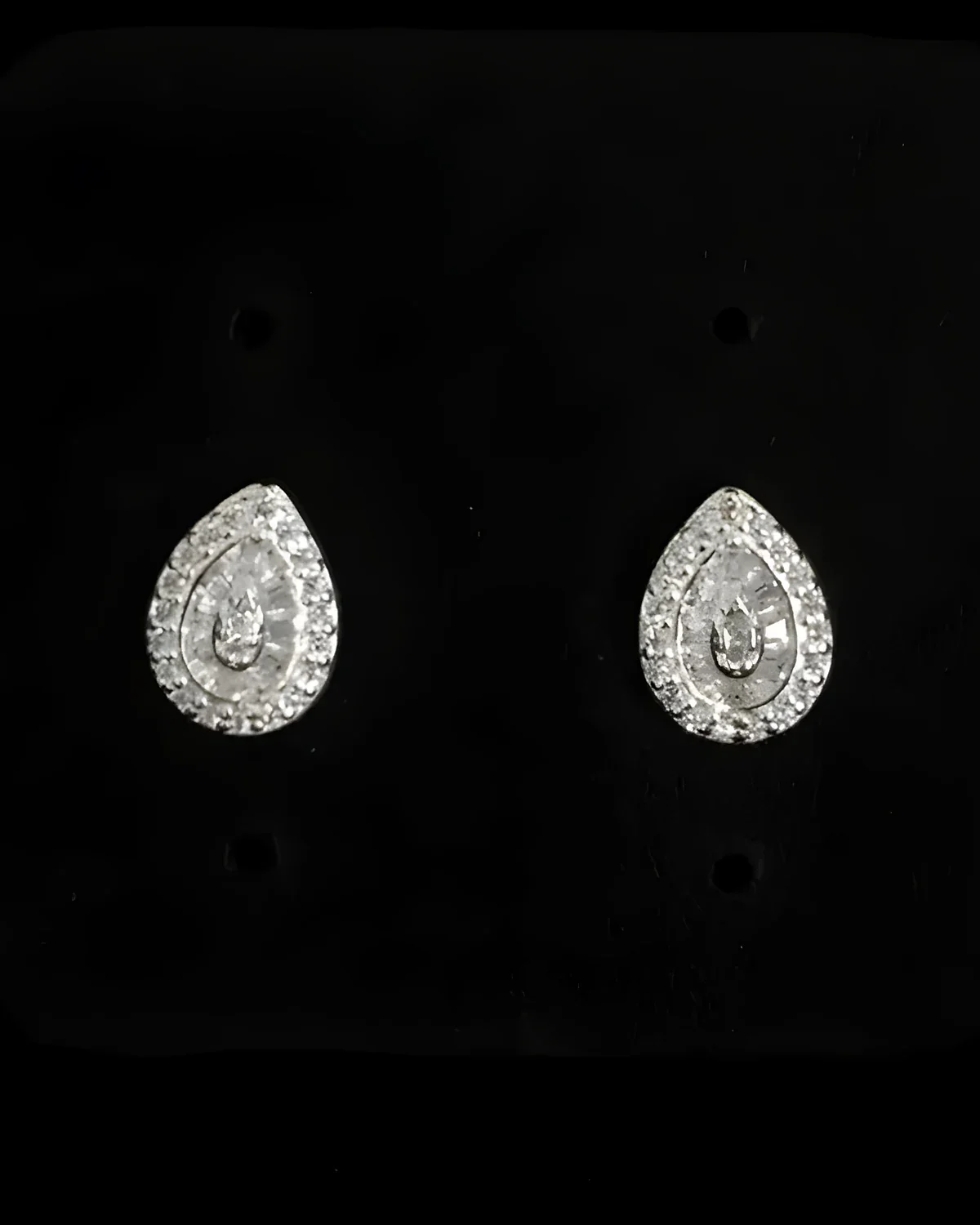 Brinco gota zircônia carre