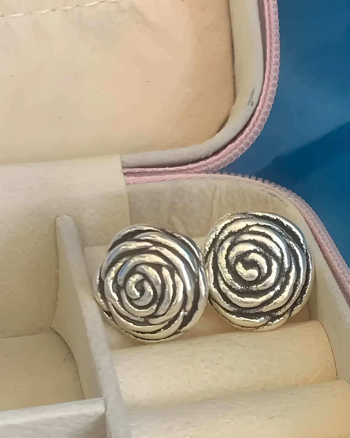 Brinco botão rosa pequeno eletroforma