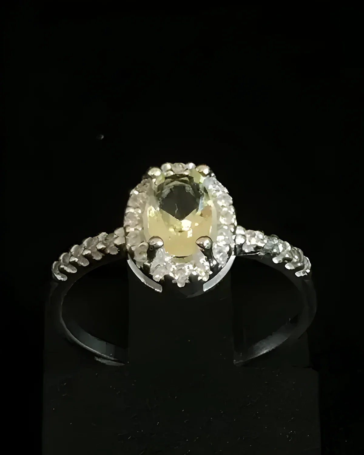 Anel oval aro cravejado
