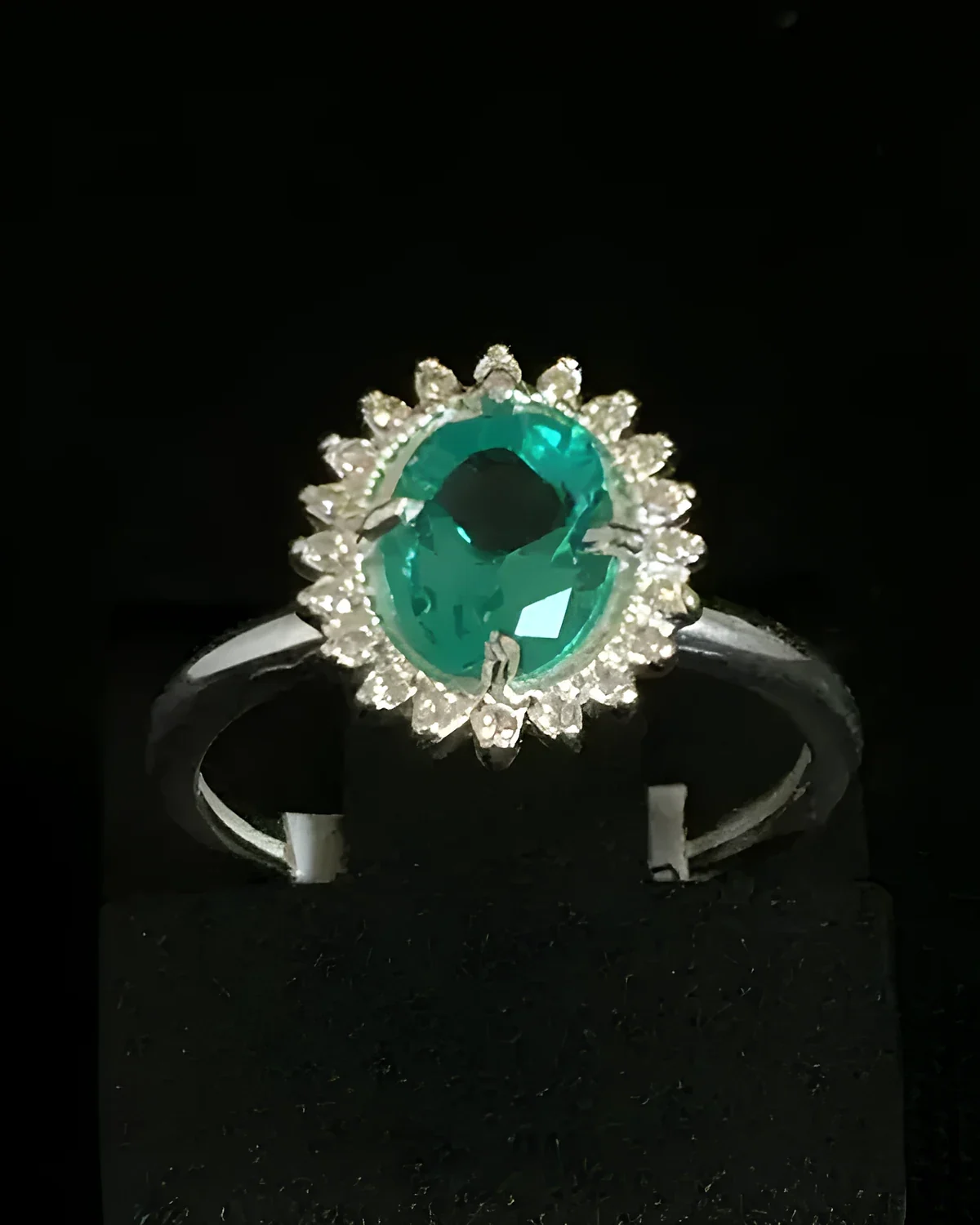Anel oval cravejado