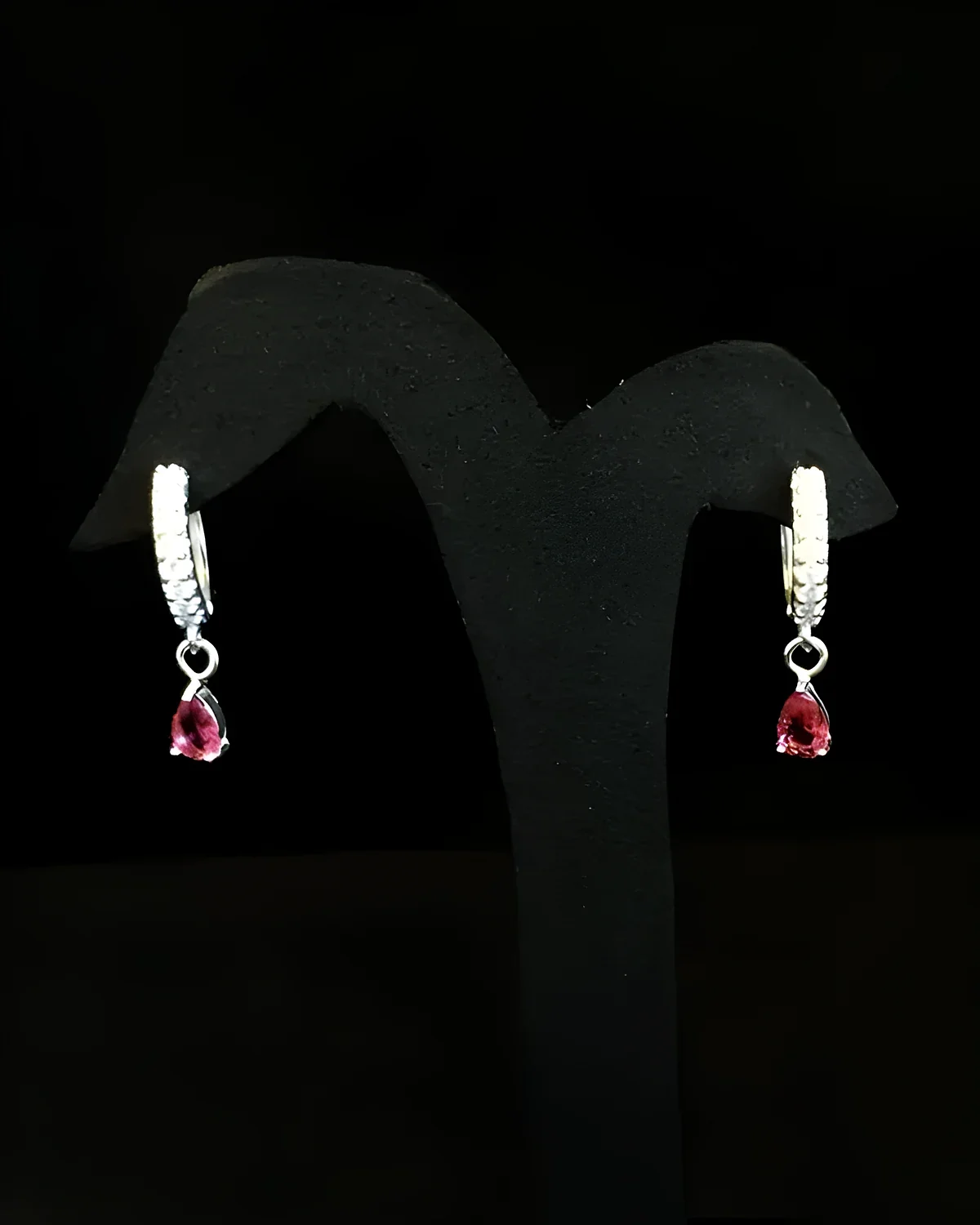 Brinco argola com gota pendente