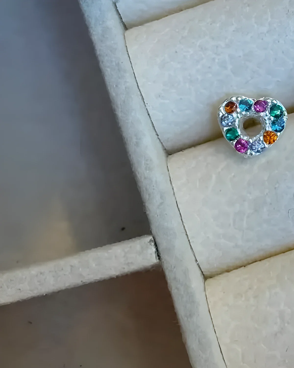 Brinco coração vazado cravejado
